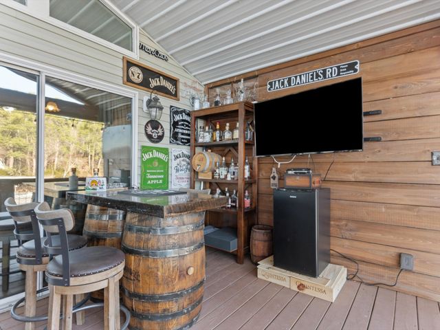 500 Elk River Shores Dr, Rogersville, AL 35652