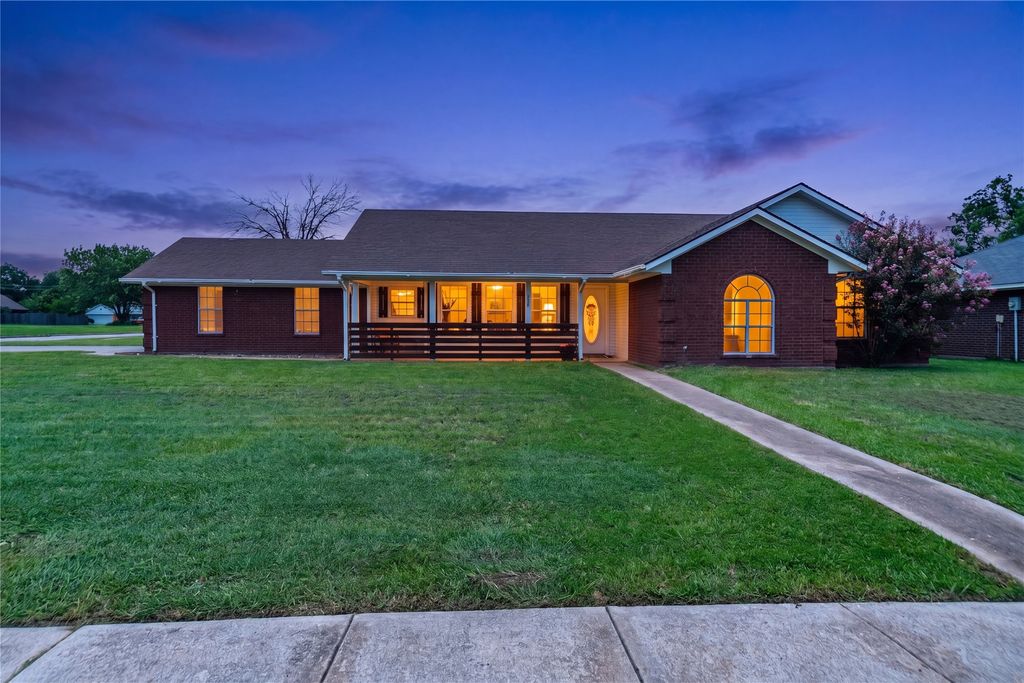 608 Aldridge Street, Commerce, TX 75428