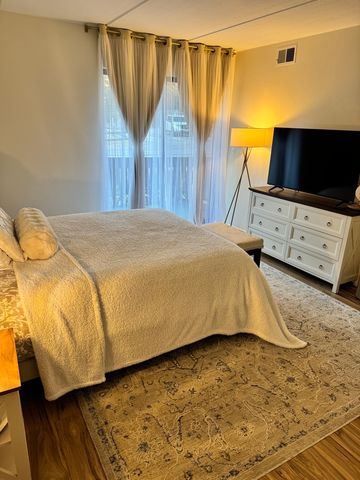 8200 Woodglen Lane 107, Downers Grove, IL 60516