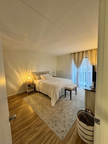 8200 Woodglen Lane 107, Downers Grove, IL 60516