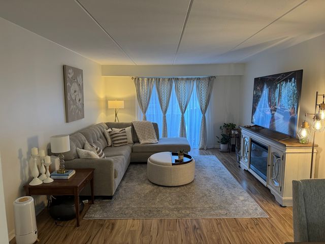 8200 Woodglen Lane 107, Downers Grove, IL 60516