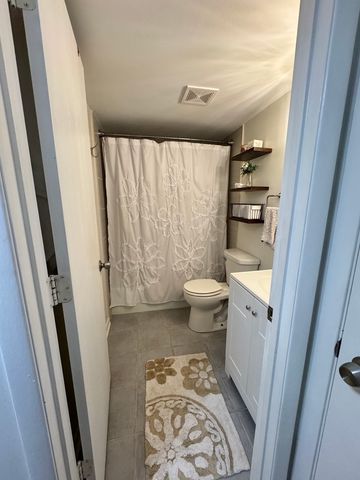 8200 Woodglen Lane 107, Downers Grove, IL 60516