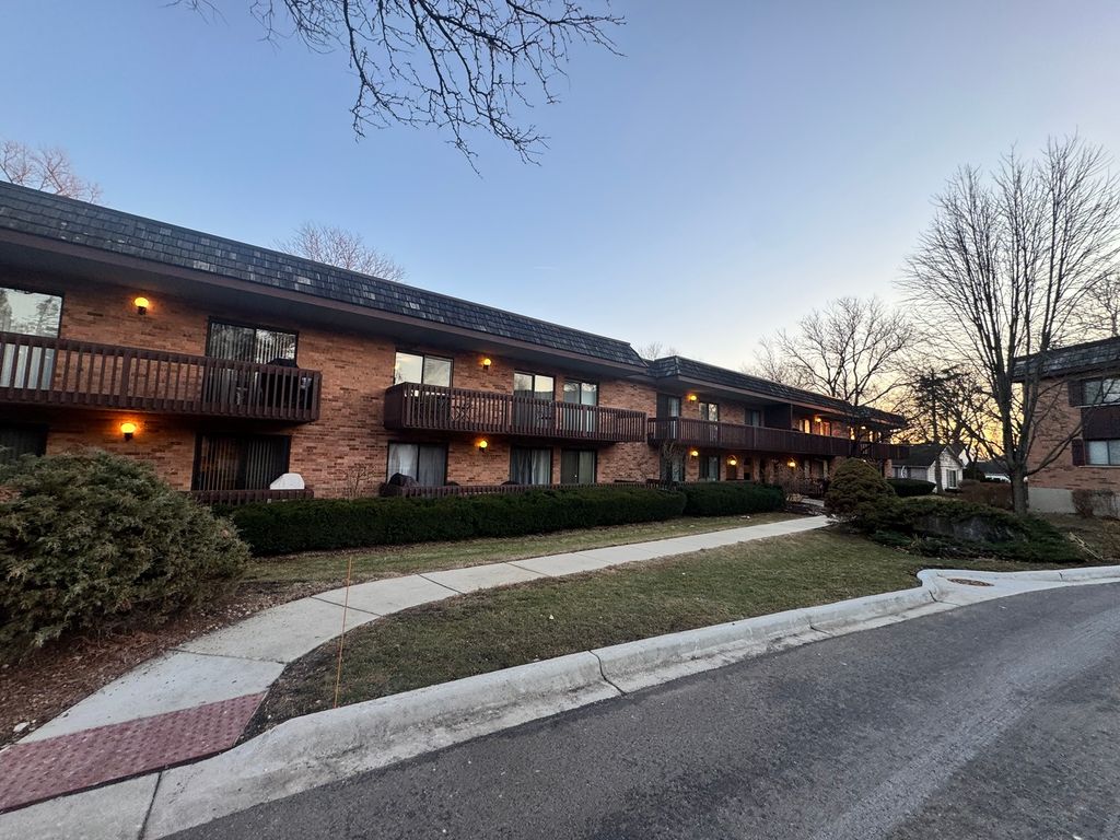 8200 Woodglen Lane 107, Downers Grove, IL 60516