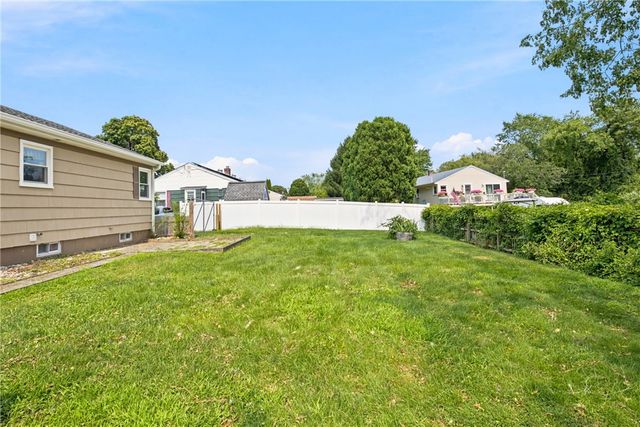 20 Wood Road, Middletown, RI 02842