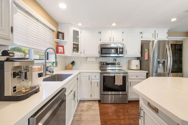 43911 La Carmela Drive, Palm Desert, CA 92211