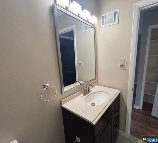 224 Sandcastle Key 224, Secaucus, NJ 07094