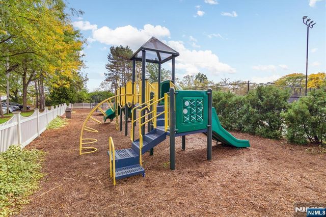 224 Sandcastle Key 224, Secaucus, NJ 07094