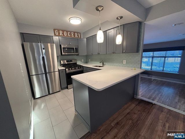 224 Sandcastle Key 224, Secaucus, NJ 07094