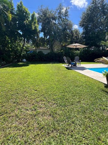 1430 NE 149th St A, Miami, FL 33161