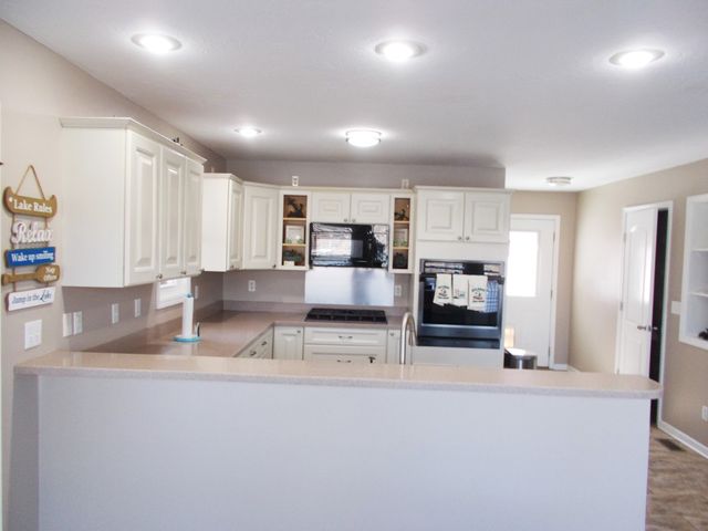 696 Stirling Rd, Camden, TN 38320