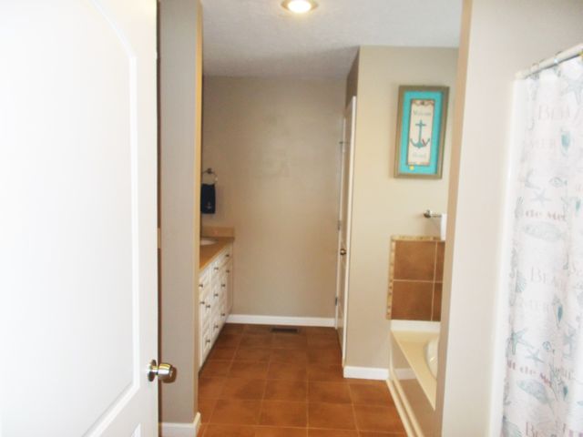 696 Stirling Rd, Camden, TN 38320