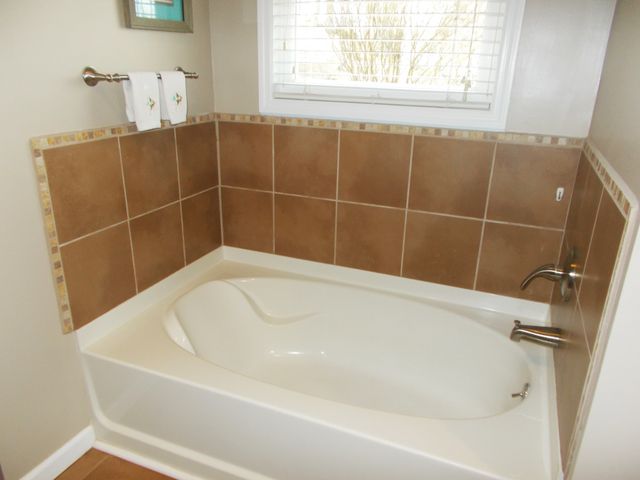 696 Stirling Rd, Camden, TN 38320