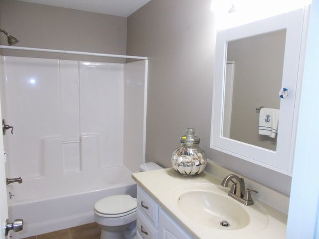 696 Stirling Rd, Camden, TN 38320