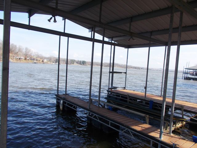 696 Stirling Rd, Camden, TN 38320