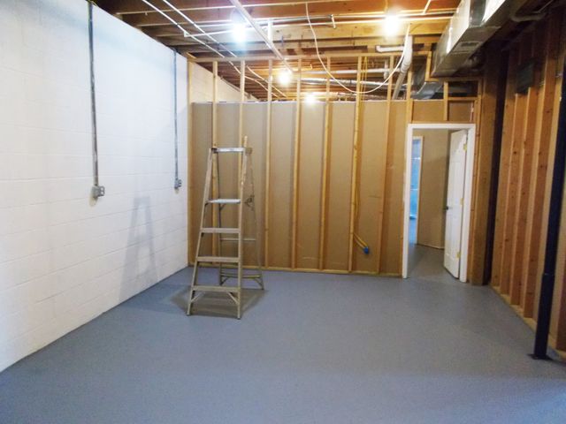 696 Stirling Rd, Camden, TN 38320