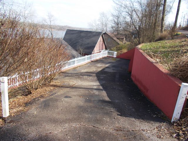 696 Stirling Rd, Camden, TN 38320