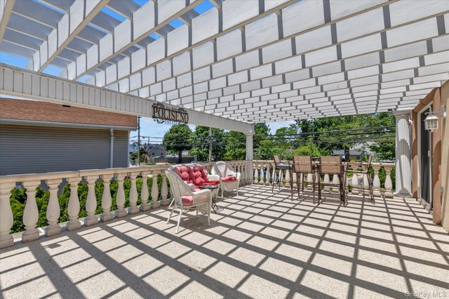 330 Bayville Avenue, Bayville, NY 11709