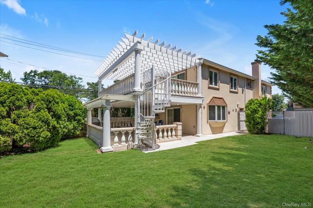 330 Bayville Avenue, Bayville, NY 11709