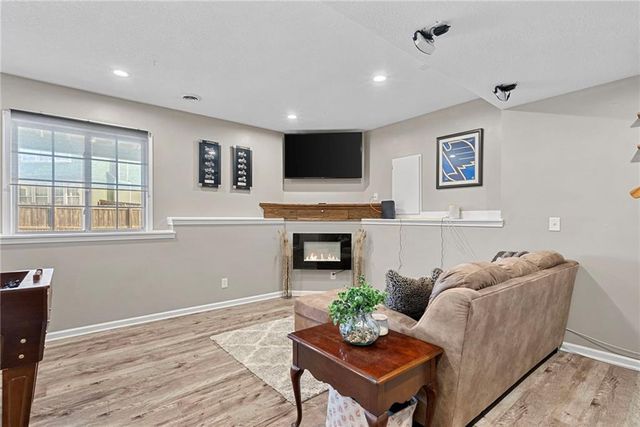 1230 Starbrooke Drive, Louisburg, KS 66053