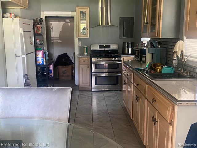 35706 Palmer Road, Westland, MI 48186