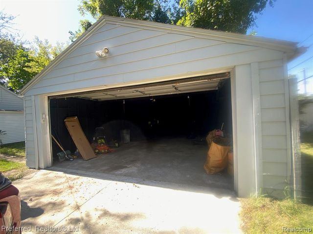 35706 Palmer Road, Westland, MI 48186