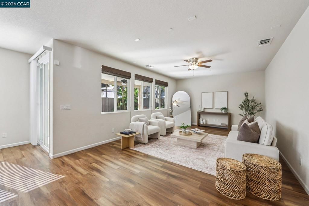 Image 6 of property listing at 251 Coolcrest Dr, Oakley, CA 94561