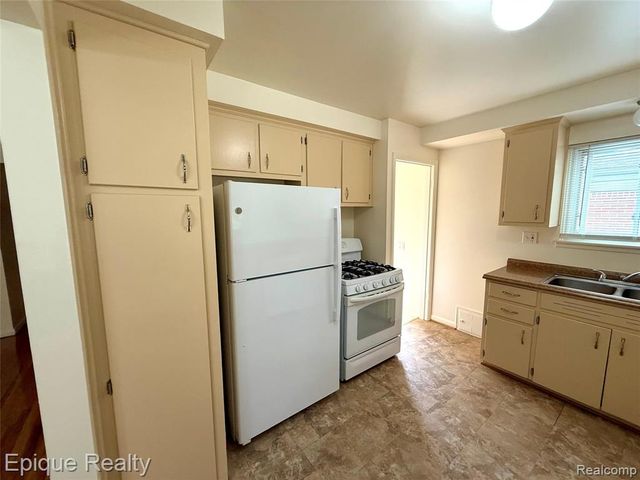 5627 Clippert Street, Dearborn Heights, MI 48125