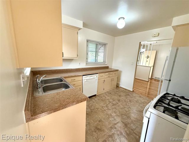 5627 Clippert Street, Dearborn Heights, MI 48125
