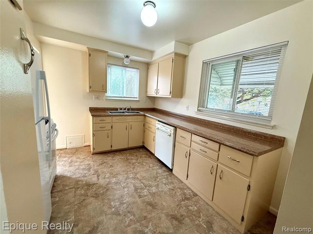 5627 Clippert Street, Dearborn Heights, MI 48125