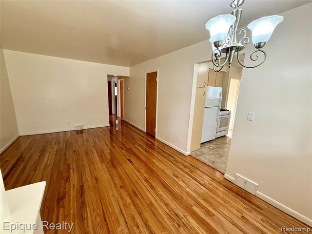 5627 Clippert Street, Dearborn Heights, MI 48125