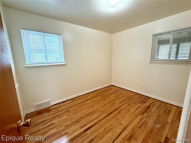 5627 Clippert Street, Dearborn Heights, MI 48125