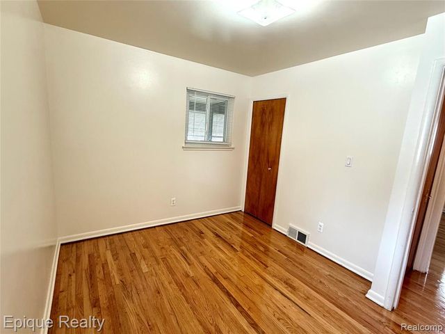5627 Clippert Street, Dearborn Heights, MI 48125