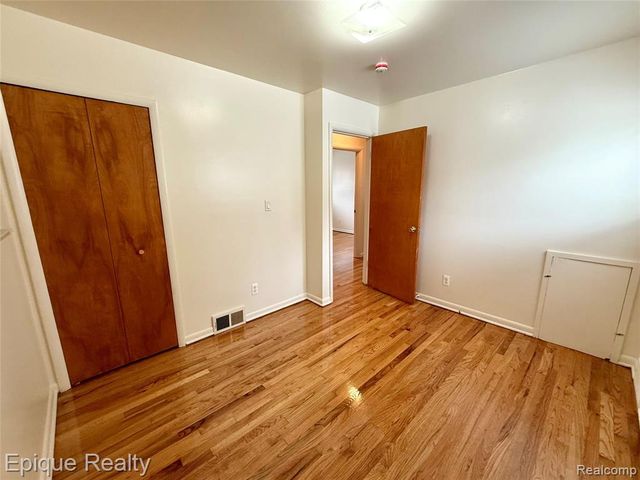 5627 Clippert Street, Dearborn Heights, MI 48125