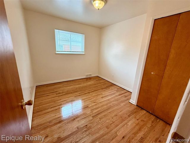 5627 Clippert Street, Dearborn Heights, MI 48125