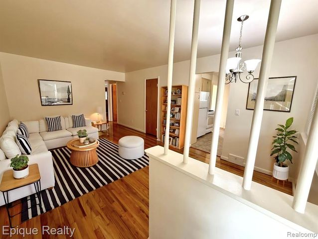 5627 Clippert Street, Dearborn Heights, MI 48125