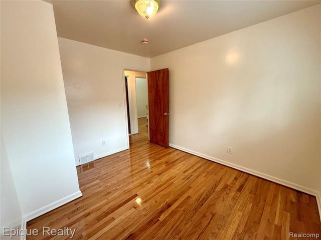 5627 Clippert Street, Dearborn Heights, MI 48125