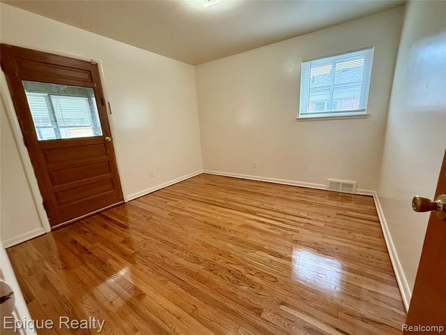 5627 Clippert Street, Dearborn Heights, MI 48125