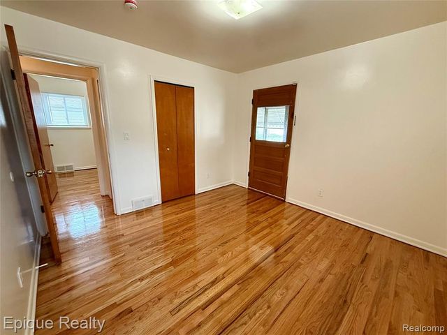 5627 Clippert Street, Dearborn Heights, MI 48125