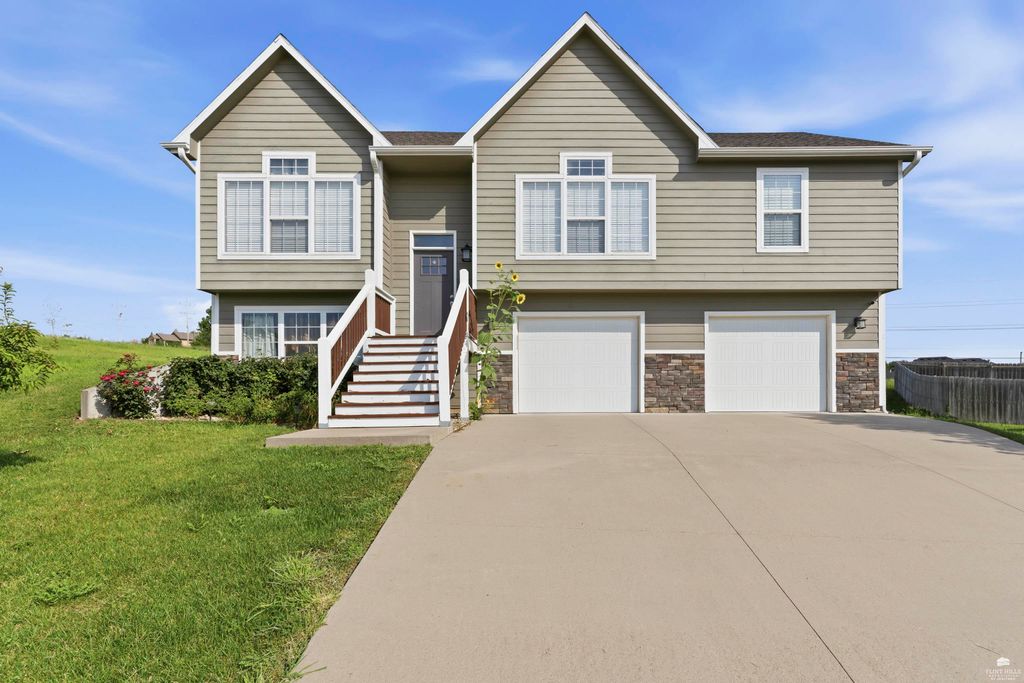 8867 Regina Lane, Manhattan, KS 66502