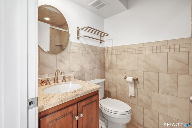 85 Viscount Drive 2E, Milford, CT 06460