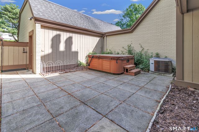 85 Viscount Drive 2E, Milford, CT 06460