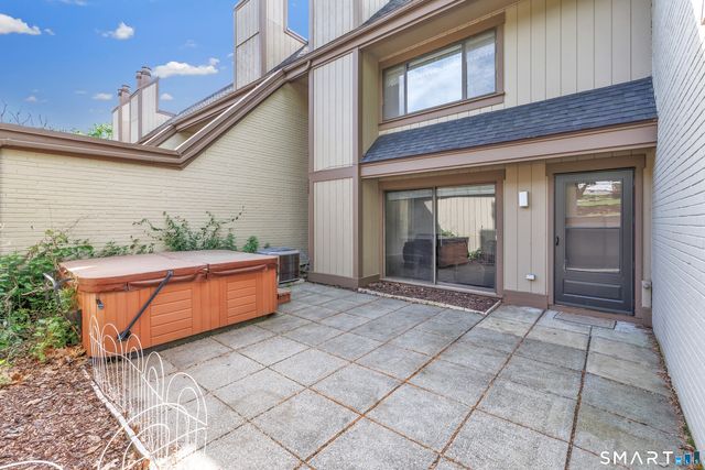 85 Viscount Drive 2E, Milford, CT 06460