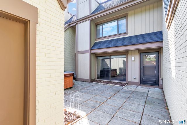 85 Viscount Drive 2E, Milford, CT 06460