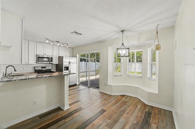 5865 MEADOWPARK PL, Lithia, FL 33547