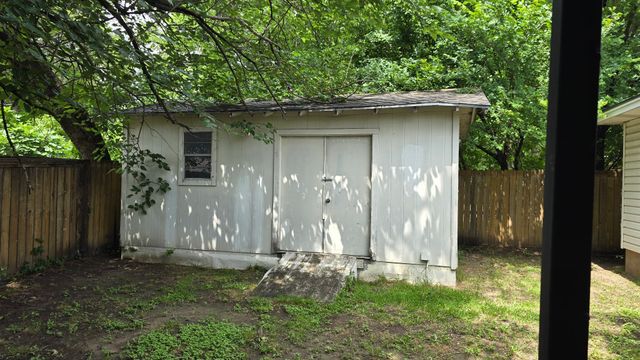 1415 Gillette Street, Dallas, TX 75217