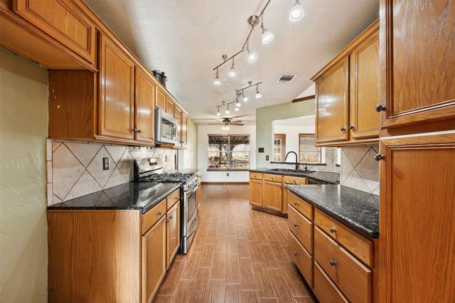 239 County Road 402, Danbury, TX 77534