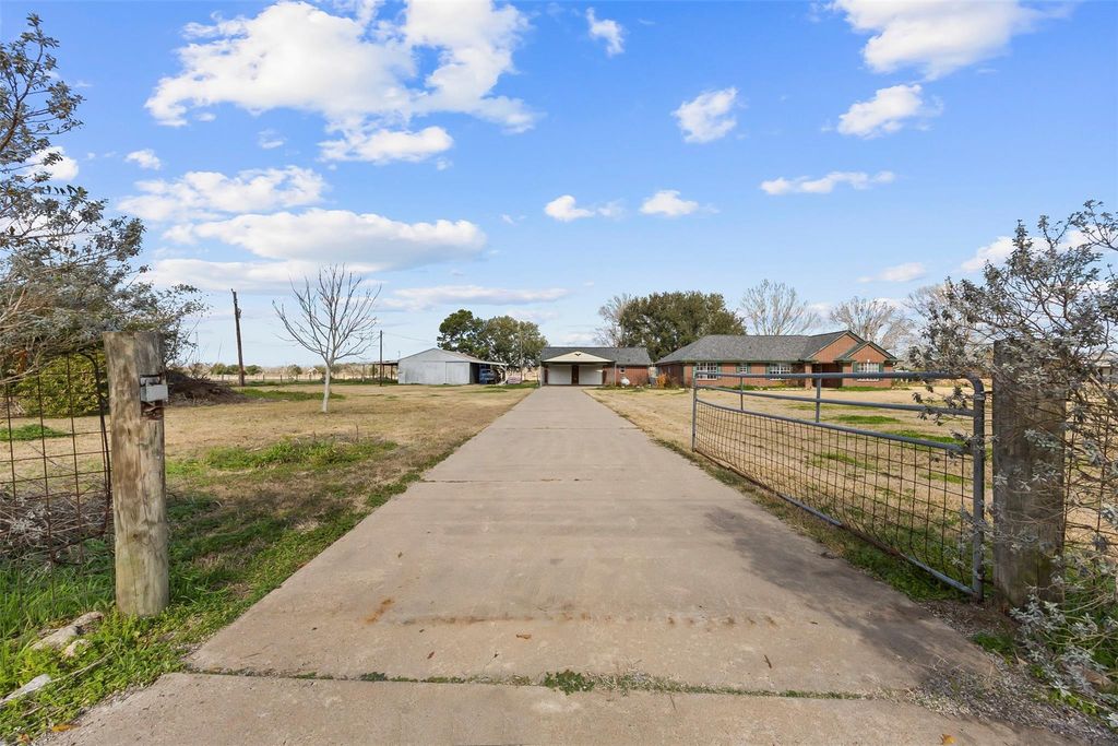 239 County Road 402, Danbury, TX 77534