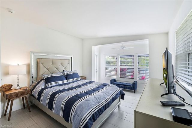 1712 Harbor LN, Naples, FL 34104