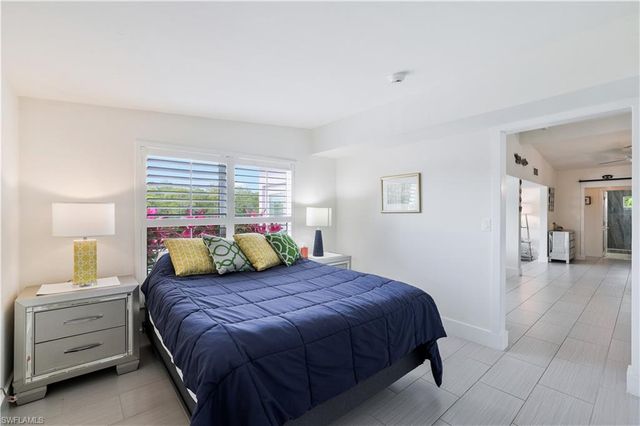 1712 Harbor LN, Naples, FL 34104