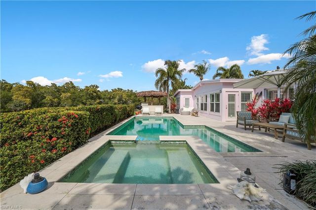 1712 Harbor LN, Naples, FL 34104